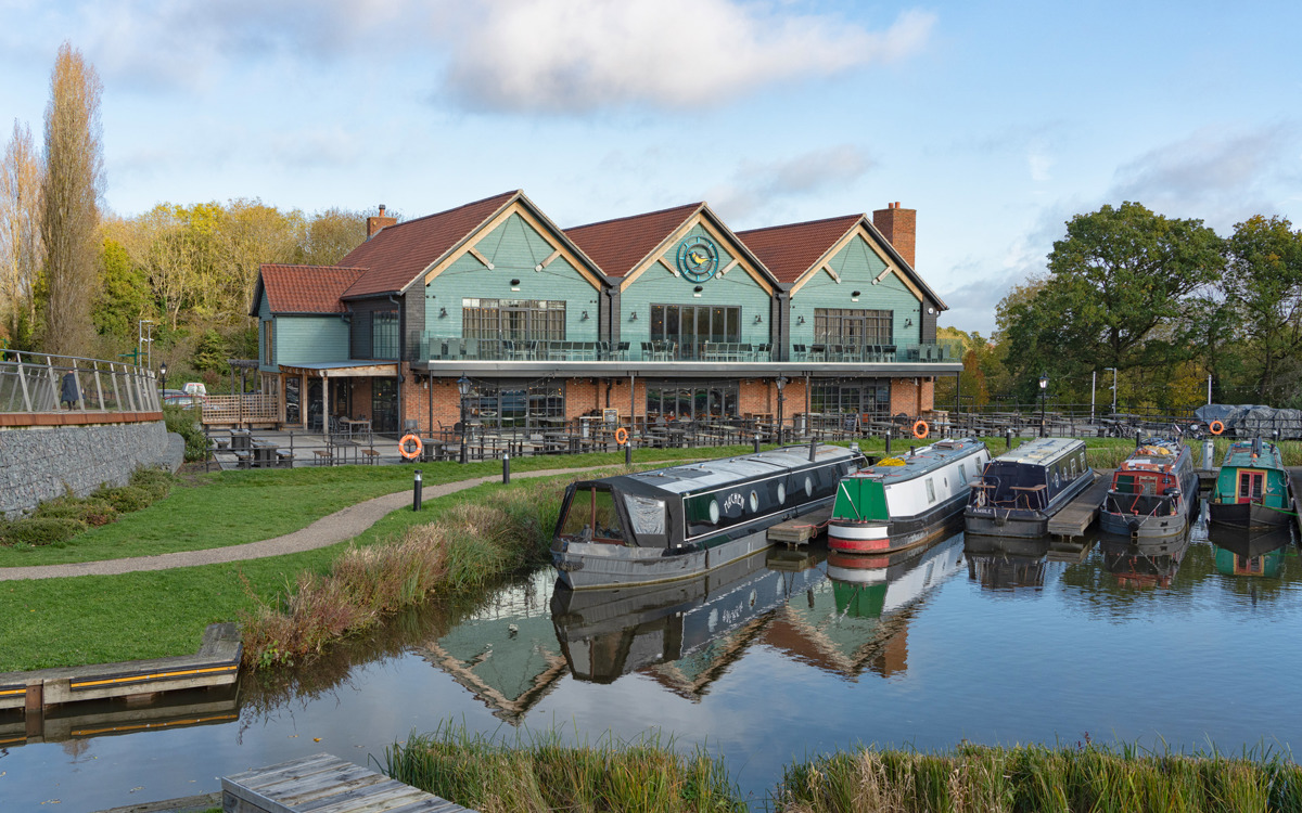 Warbler on the Wharf pub and narrowboats at Campbell Wharf Marina.