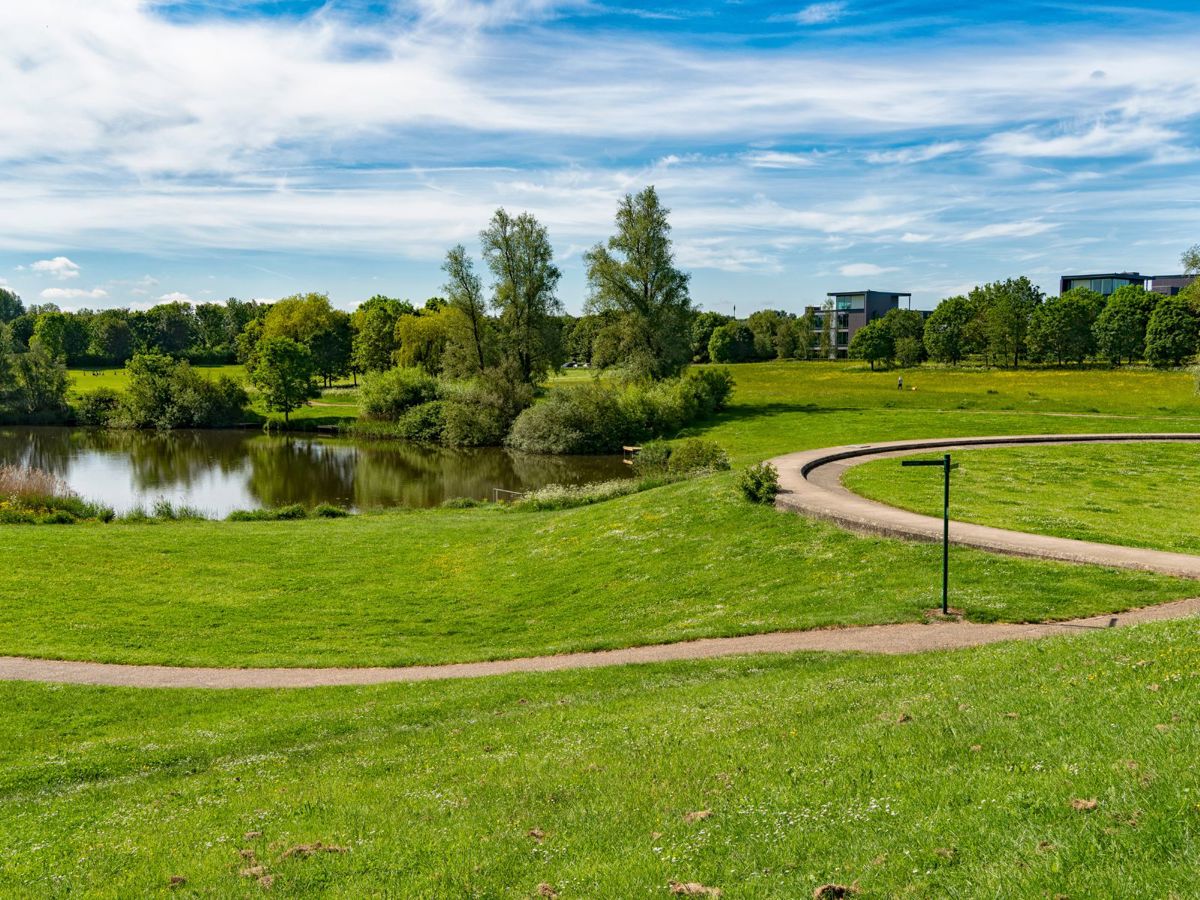 A section of the pathway around teardrop lakes on a beautiful sunny day