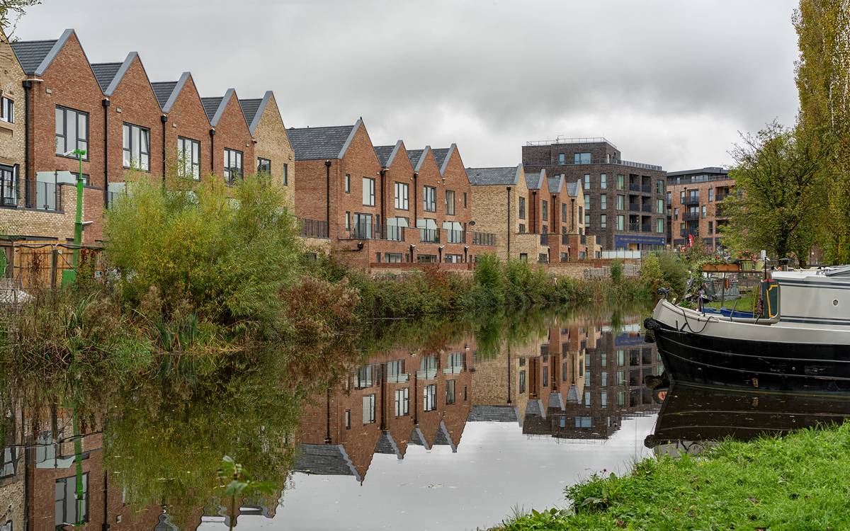 Houses with reflection in the Grand Union Canal