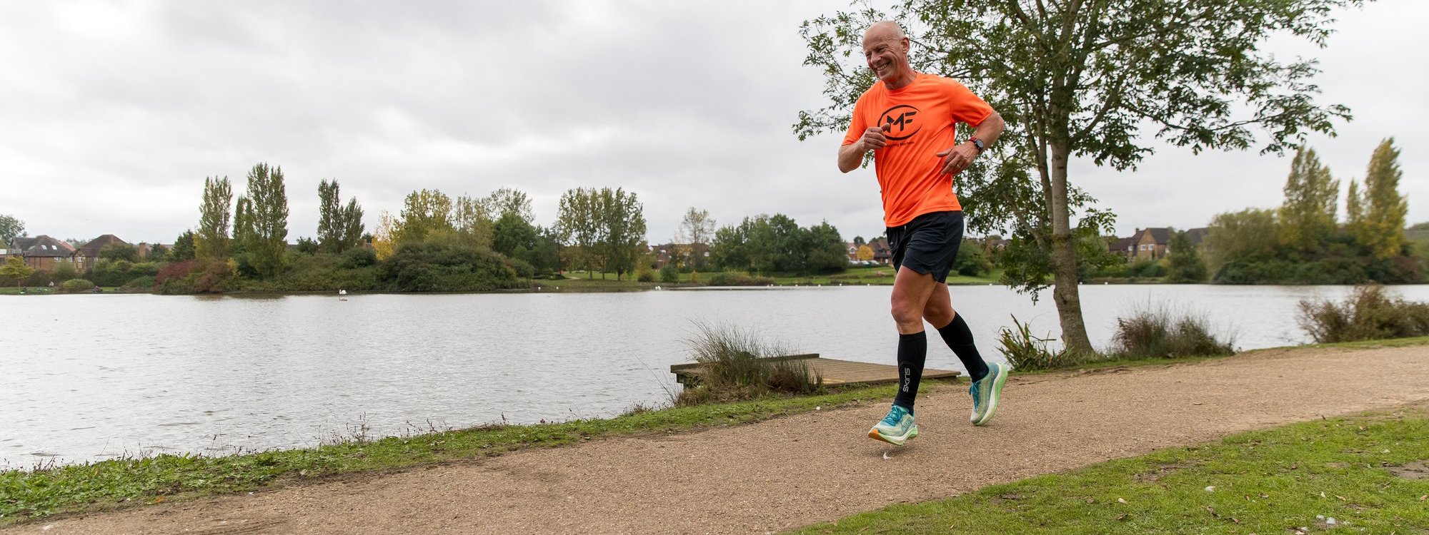 A solo male runner at Caldecotte Lake 